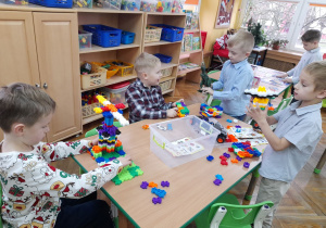 Dzieci z grupy "Misiaczki" bawią się przy stoliku nowymi klockami