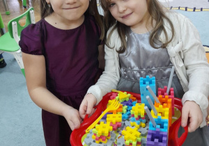 Dziewczynki z grupy "Misiaczki" prezentują budowle z nowych klocków