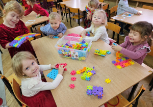 Dzieci z grupy "Biedronki" bawią się przy stoliku nowymi klockami od Mikołaja