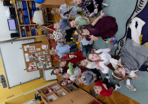 Dzieci z grupy "Misiaczki" prezentują nowe zabawki od Mikołaja