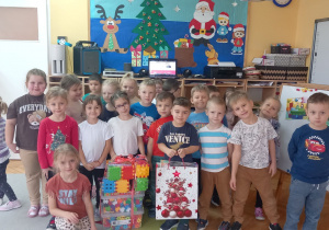 Dzieci z grupy "Krasnoludki" prezentują nowe zabawki od Mikołaja