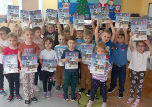 Dzieci z grupy "Krasnoludki" prezentują książeczki od wydawnictwa WSiP