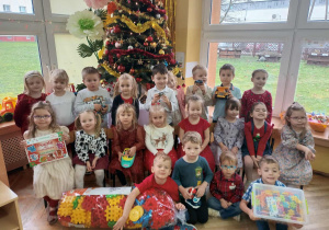 Dzieci z grupy "Słoneczek" prezentują nowe zabawki od Mikołaja