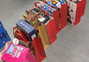 Zabawki w torbach świątecznych od sponsora "Modne Słodziaki"