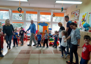  Na zakończenie zajeć Słoneczka wspolnie z rodzicami zatańczyły taniec Kaczuchy.