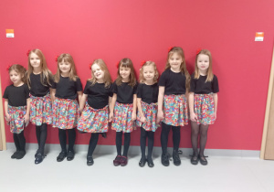 Dziewczynki z koła tanecznego czekają na występ.