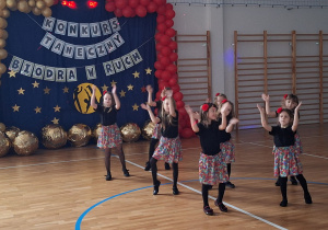Dziewczynki prezentują układ taneczny.