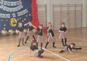 Dziewczynki prezentują układ taneczny.