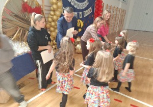 Organizatorzy gratulują dzieciom występu.