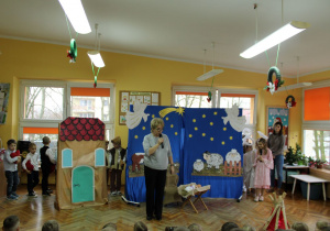 Pani Renata wita dzieci i pracowników Przedszkola i zaprasza na Jasełka.