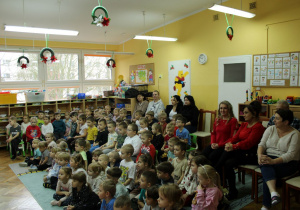 Dzieci i Panie z uwagą obserwują występy młodych artystów.