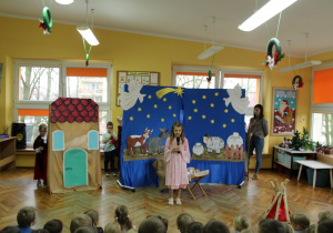 Julka jako narrator zapowiada kolejne scenki przedstawienia.