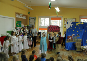 Józef (Klemens) wraz z Maryją (Michaliną) szukają noclegu u gospodarzy: Łucji i Antka.