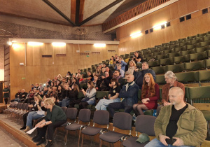 Rodzice obserwują występy swoich dzieci.