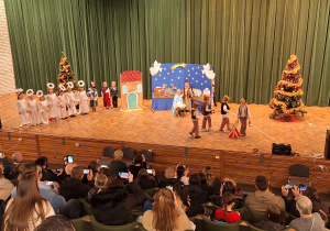 Rodzice obserwują z widowni wejście Pastuszków.