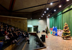 Pani Dyrektor wita rodziców i przybyłych gości.