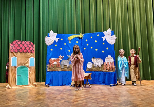 Julka jako narrator rozpoczyna przedstawienie.