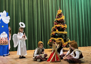 Anioł (Emilka) zapowiada przyszłe wydarzenia.