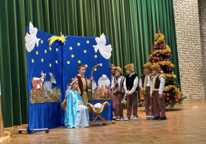 Pastuszkowie składają dary u stóp Dzieciątka.