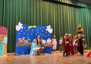 Trzej królowie wkraczają na scenę.