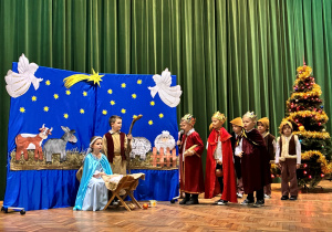 Julek, Antek i Jakub witają się z małym Jezusem.