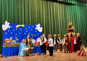 Dzieci (Armin, Jakub, Leon i Wojtek) przyniosły Jezuskowi swoje serca.