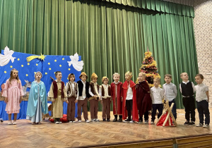 Przedszkolaki składają życzenia świąteczne.