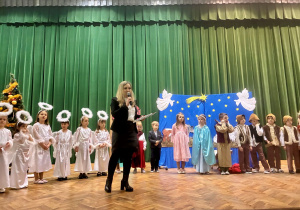 Pani Dyrektor dziękuje dzieciom za występ.