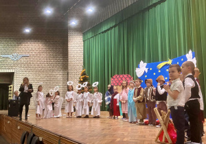 Pani Dyrektor składa wszystkim świąteczne życzenia.