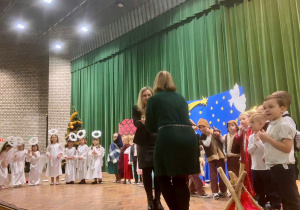 Pani Dyrektor wręcza Pani Magdalenie Płosa podziękowania do przekazania na ręce Dowódcy 32. Bazy Lotnictwa Taktycznego - Pułkownikowi pilotowi Krzysztofowi Duda za udostępnienie sali kinowej Klubu Garnizonowego w Łasku na przedstawienie Jasełek dla Rodziców.