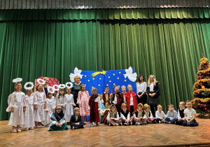 Wspólne zdjęcie małych aktorów z Paniami.