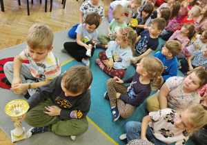 Dzieci oglądają puchary