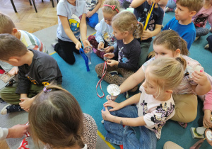 Przedszkolaki zachwycają się medalami