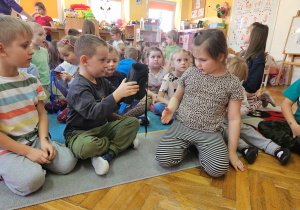 Dzieci przyglądają się łyżwom