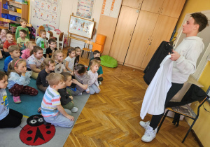 Bartosz prezentuje swój strój na występy na lodzie