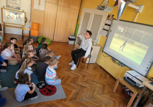 Bartosz opowiada przedszkolakom o swoich występach na lodowisku