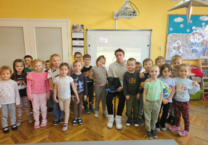 Grupa I "Krasnoludki" wraz z łyżwiarzem Bartoszem pozują do zdjęcia