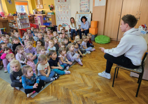 Młody łyżwiarz opowiada dzieciom o swojej pasji.