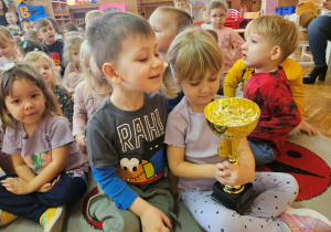 Jaś i Wikoria zachwycają się pucharem