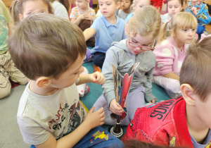 Tymon i Zosia oglądają puchar