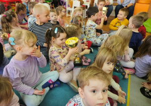 Dzieci przyglądają się pucharom