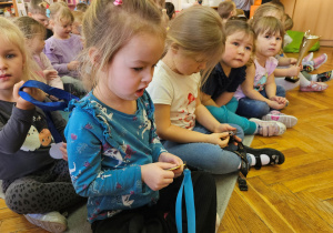 Maluszki przyglądają się medalom