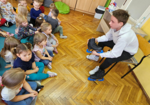 Bartosz prezentuje przedszkolakom łyżwy