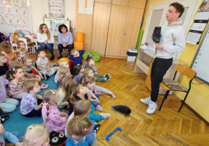 Bartosz opowiada dzieciom o łyżwach