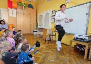 Bartosz prezentuje dzieciom swój układ na lodzie