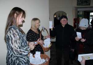 Panie witają Babcie i Dzidków i wręczają im recepty z cukierkami.
