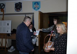 Dziadziuś odbiera słodki upominek.