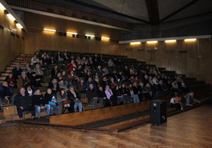 Babcie i Dziadkowie na widowni oczekują występów swoich wnuków.
