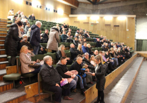 Dziadziuś odpowiada na zagadkę muzyczną.