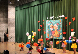 Dziewczynki z koła tanecznego tańczą z pomponami.